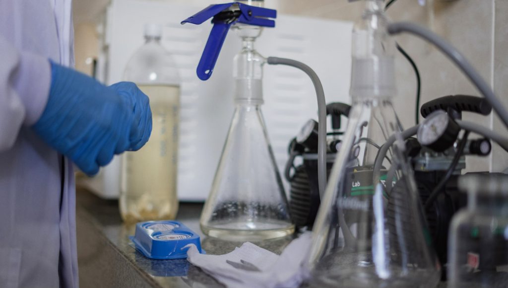 Fotografia registra tubos de ensaio em um ambiente de laboratório.
