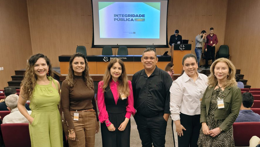 Fotografia posada de um grupo de pessoas, entre as pessoas está a vice-reitora da UFPA, Loiane Prado.