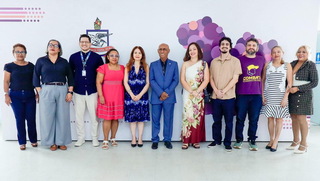Fotografia posada de um grupo de pessoas. Entre o grupo, estão o reitor da UFPA, Gilmar Pereira da Silva, e a vice-reitora da UFPA, Loiane Prado.