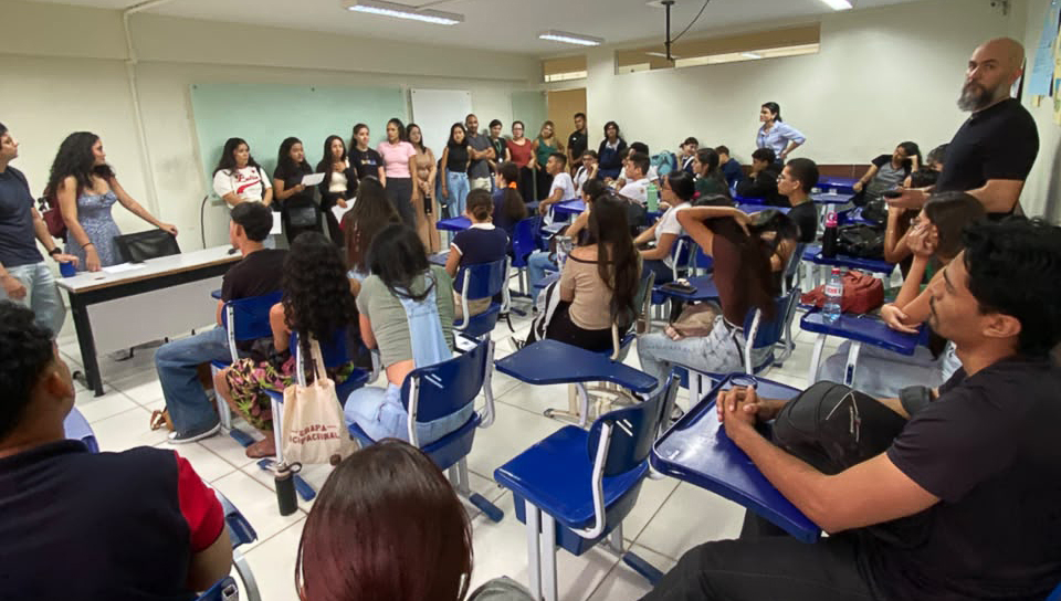 Fotografia registra uma sala de aula lotada.