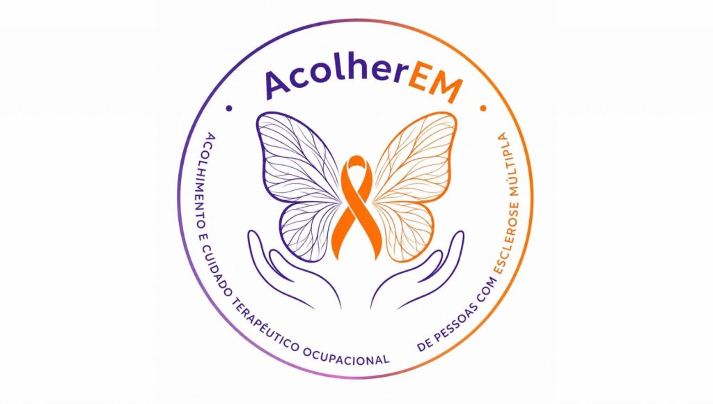Card gráfico destaca a logomarca do Projeto Acolher EM. A logo é composta por duas mãos que seguram um laço com asas de borboleta. Ao redor da imagem, o texto: ACOLHER EM - ACOLHIMENTO E CUIDADE TERAPÊUTICO OCUPACIONAL DE PESSOAS COM ESCLEROSE MÚLTIPLA.