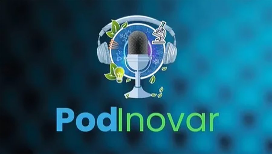 Card gráfico destaca a logo do podcast PodInovar. A logo é formada por um fone de ouvido e um microfone de mesa que estão circundados por desenhos de folhas e microscópio.