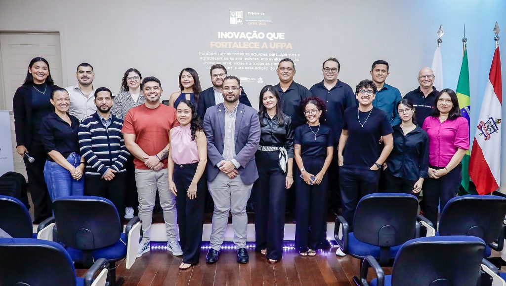 Fotografia posada de um grupo de pessoas. No meio do grupo está o pró-reitor de Planejamento da UFPA, Cristian Mayko.