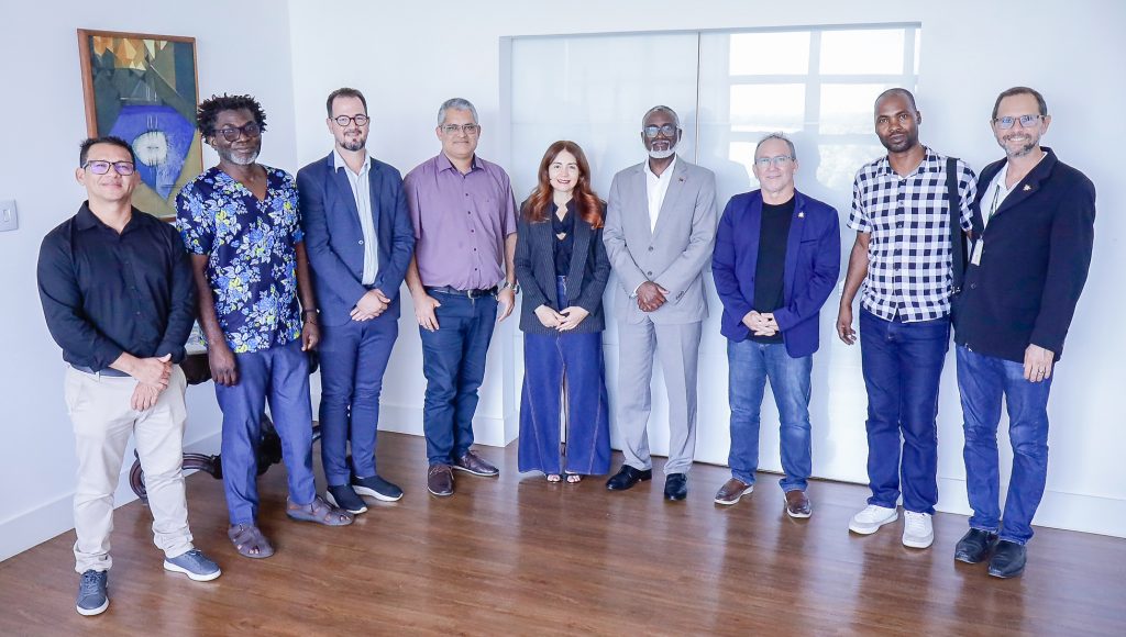 Fotografia posada de um grupo de pessoas. Entre as pessoas estão a vice-reitora da UFPA, Loiane Prado, e o professor catedrático da UniLuanda Alfredo Gabriel Buza.