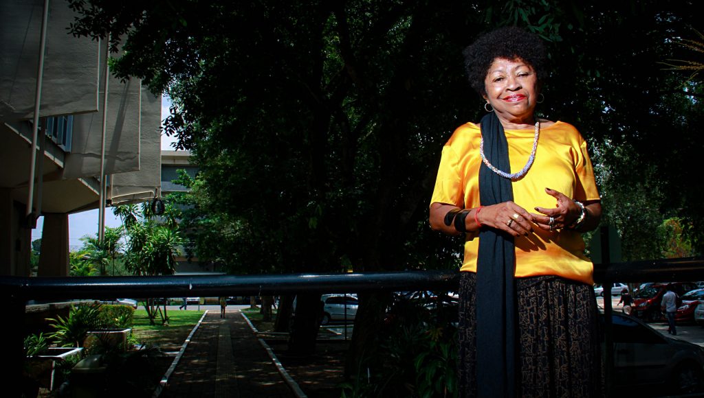 Fotografia registra a professora Zélia Amador de Deus.